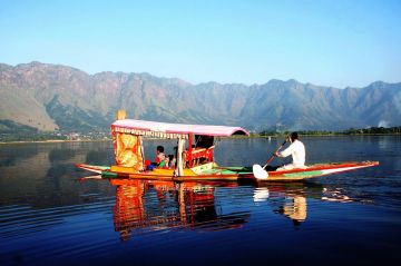 5 Days Srinagar, Mughal Gardens, Pahalgam and Gulmarg Romantic Trip Package