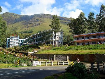 7 Days 6 Nights Delhi to 1N Thekkady Family Holiday Package