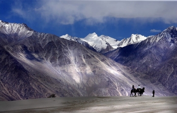 Heart-warming 5 Days 4 Nights Leh, Khardungla Pass with Pangong Hill Stations Holiday Package