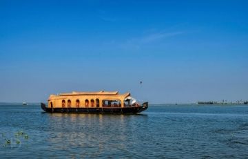 Ecstatic 7 Days 6 Nights Munnar, Thekkady, Kumarakom and Kovalam Tour Package