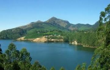 Heart-warming 7 Days 6 Nights Munnar, Thekkady, Alleppey, Kovalam with Cochin Tour Package