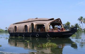 Beautiful 4 Days 3 Nights Munnar and Alleppey Trip Package