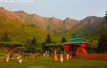 Family Getaway 4 Days 3 Nights Srinagar, Gulmarg with Sonmarg Vacation Package