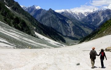 Family Getaway 6 Days 5 Nights Srinagar, Gulmarg with Sonmarg Vacation Package