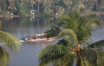 Family Getaway 2 Days 1 Night Alleppey with Kumarakom Tour Package