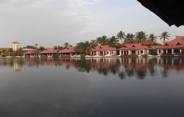 Family Getaway 2 Days 1 Night Alleppey with Kumarakom Tour Package