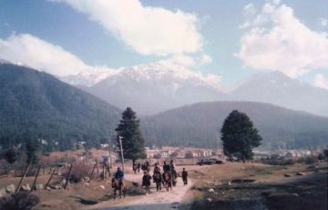 Family Getaway 6 Days 5 Nights Srinagar, Pahalgam, Gulmarg and Sonamarg Holiday Package