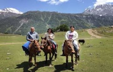 Family Getaway 4 Days 3 Nights Srinagar, Pahalgam, Sonamarg and Dal Lake Tour Package
