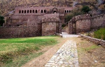 Best 2 Days 1 Night Bhangarh and Jaipur Holiday Package