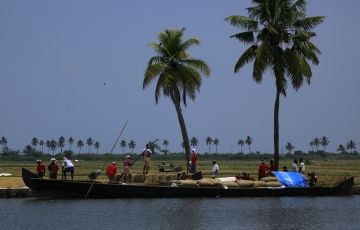 Ecstatic 4 Days 3 Nights Munnar and Alleppy Holiday Package