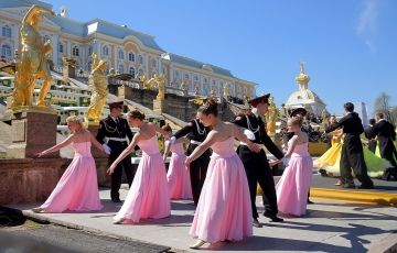 Ecstatic 7 Days 6 Nights Moscow and Petersburg Holiday Package