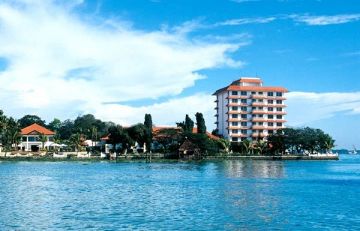 Family Getaway 10 Days 9 Nights Munnar, Thekkady, Alleppey and Kovalam Vacation Package