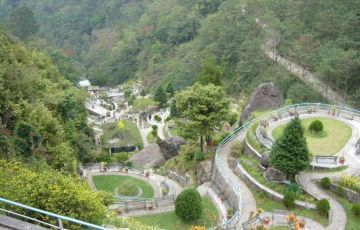 Family Getaway 6 Days 5 Nights Gangtok, Tshangu Lake and Darjeeling Holiday Package