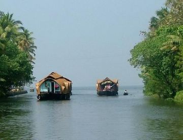 Memorable 5 Days 4 Nights Munnar and Alleppey Holiday Package