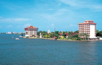 Thiruvananthapuram, Cochin, Munnar, Thekkady with Alleppey Tour Package from Cochin