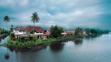 5 Days 4 Nights Cochin, Munnar, Thekkady and Alleppey Hill Stations Trip Package