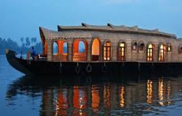 Experience Cochin Munnar Thekkady Alleppey Kovalam Romantic Tour Package from Kochi