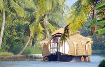 Pleasurable 3 Days Cochin to Periyar Wildlife Sanctuary Weekend Getaways Tour Package