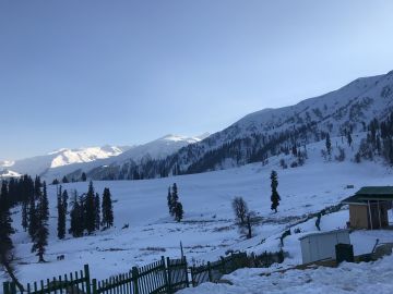 Amazing 4 Days Kashmir Honeymoon Holiday Package