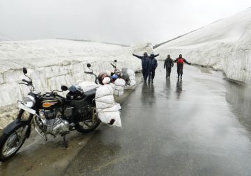 Heart-warming 2 Days Rohtang Historical Places Tour Package