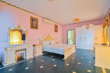 Luxury Goa Honeymoon Package with Cake, Candle Light Dinner and Flower on Bed Decoration @Rs 9999