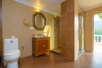 Luxury Goa Honeymoon Package with Cake, Candle Light Dinner and Flower on Bed Decoration @Rs 9999