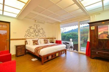 Luxury Goa Honeymoon Package with Cake, Candle Light Dinner and Flower on Bed Decoration @Rs 9999