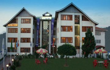 Best 4 Days 3 Nights Kashmir Romantic Tour Package