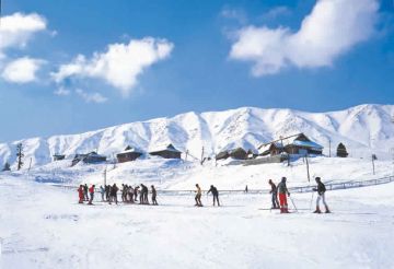 Family Getaway Srinagar Honeymoon Tour Package for 4 Days