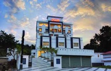 Beautiful 3 Days Delhi to Kerala Adventure Tour Package