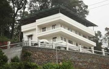 Beautiful 5 Days Delhi to Kerala Family Holiday Package