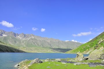 5 Days Srinagar to Pahelgham Honeymoon Holiday Package