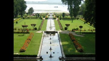 Family Getaway Srinagar Lake Tour Package for 7 Days 6 Nights