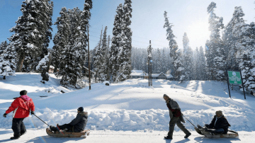 Family Getaway 4 Days Srinagar to Dal Lake Offbeat Tour Package