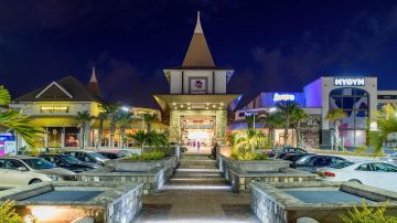 Family Getaway 7 Days Mauritius and Delhi Trip Package