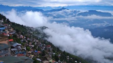 Experience 6 Days 5 Nights Darjeeling, Darjeeling Sightseeing, Gangtok with Tsomgo Lake Holiday Package