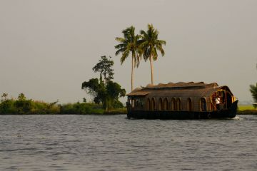 Experience 5 Days 4 Nights Cochin, Munnar with Alleppey Tour Package