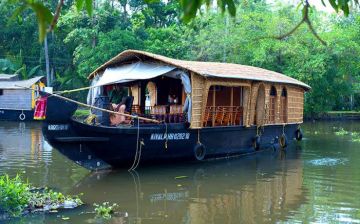 Best 7 Days 6 Nights Munnar, Thekkady and Alleppey Tour Package