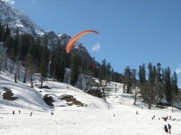 Heart-warming 4 Days Manali, Manali  Rohtang Pass  Solang Valley 51 Kms  44 Kms, Kullu with Drop To Delhi Railway Station  Airport Holiday Package