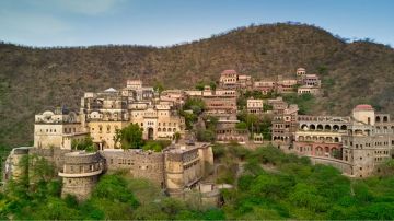 Family Getaway 4 Days Jaipur to Neemrana Holiday Package
