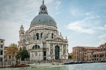 Amazing 5 Days 4 Nights Geneva Lausanne Montreux Vevey Lucerne - Vaduz - Innsbruck - Wattens - Venice Vacation Package