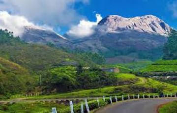 Pleasurable 5 Days Munnar with New Delhi Tour Package