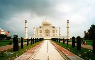 Pleasurable 2 Days 1 Night Agra Trip Package by HelloTravel In-House Experts
