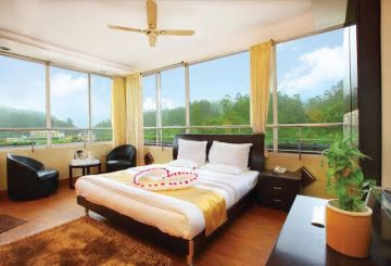 Family Getaway 4 Days 3 Nights munnar Beach Tour Package