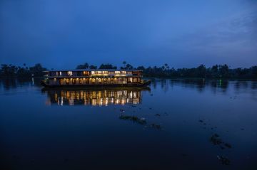 05 Days Best Deluxe Kerala Honeymoon Package