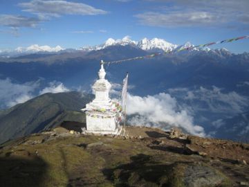 "Discover Himalayan Beauty on Langtang Trek."
