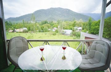 4 Nights 5 Days  Kashmir Package with 3 Star Deluxe Hotels