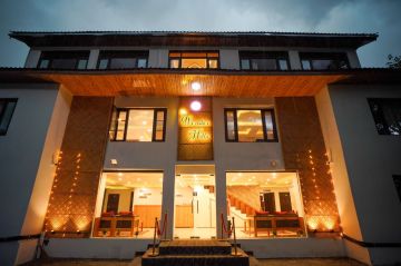 4 Nights 5 Days  Kashmir Package with 3 Star Deluxe Hotels