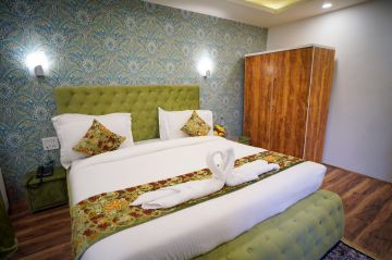 5 Nights-6 Days Kashmir Package with Deluxe 3 Star Hotels.