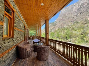 Jibhi & Siryolsor lake Package - valley of treehouse